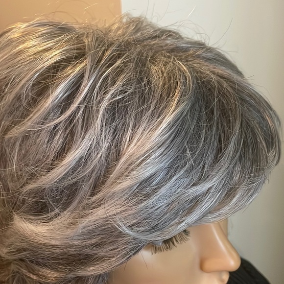 NWT 11” gray silver grey wavy short natural matte wig back curls - Picture 4 of 15